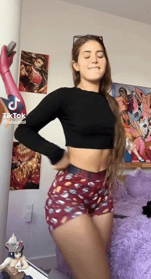 Naughty girl shows her tremendous ass in front of the cameras while shaking her gigantic buttocks